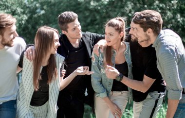 bir grup genç insan bir şey görüşüyorlar. takım oluşturma
