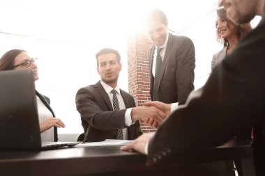 İş adamları el sıkışıyor, toplantıyı bitiriyor.