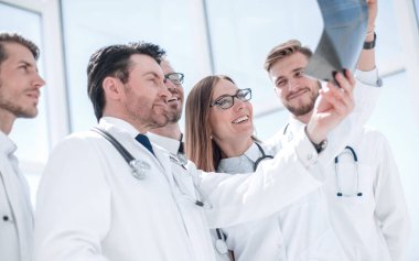 Doktor röntgen tartışırken grup. ekip çalışması kavramı