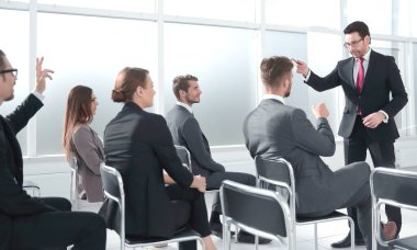 iş insanlar yükselterek orada el kadar bir konferansta bir soruyu cevaplamak için
