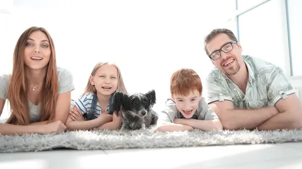 Lycklig Familj Med Två Barn Ligga Den Nya Levande Room — Stockfoto