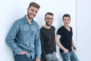 Şirket beyaz bir duvar karşı duran adam