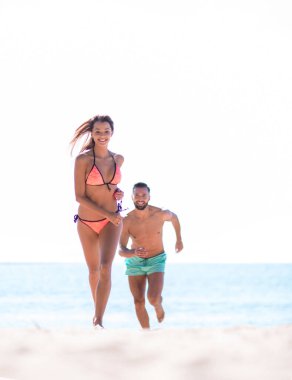 Yaz tatili, Cennet plaj üzerinde eğleniyor çift.