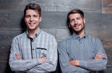 İki acımasız izole üzerinde gri arka plan mans. Crosed silah.