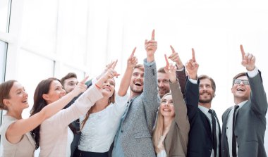 Kendine güvenen bir grup genç bir yeri işaret ediyor. Seçim konsepti