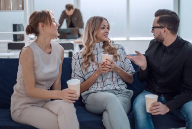 İş adamları ofis lobisinde bir şey tartışıyorlar. Takım çalışması kavramı