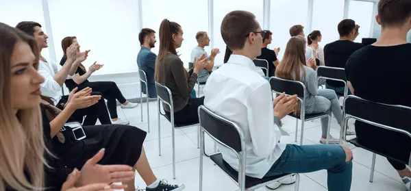 Rückansicht Die Jungen Leute Applaudieren Während Des Jugendseminars Wirtschaft Und — Stockfoto