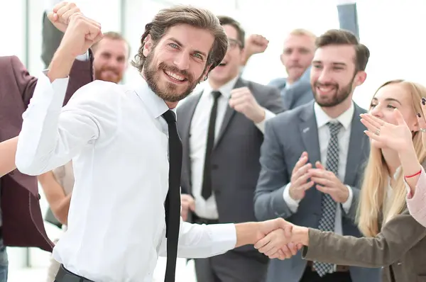 Jovem Empresário Feliz Fundo Equipe Negócios Foto Com Espaço Cópia — Fotografia de Stock