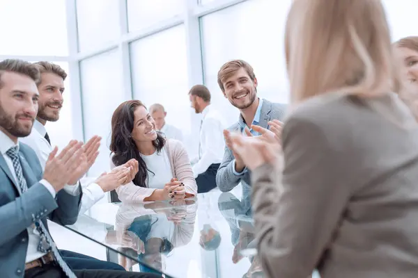 Grupp Affärsmän Applåderar Sittande Vid Förhandlingsbordet Framgångsidé — Stockfoto
