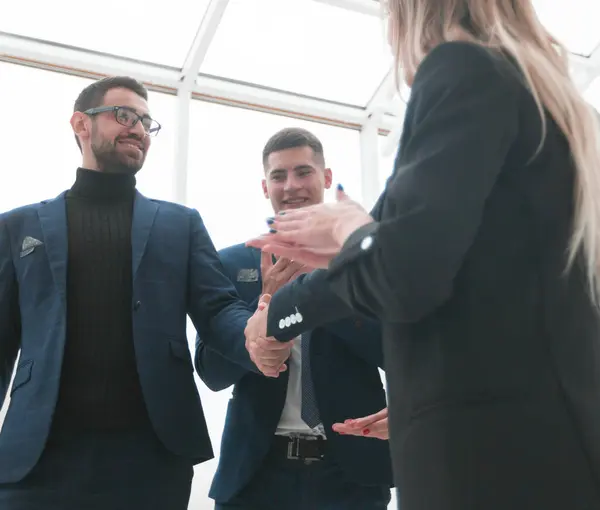 Geschäftsmann Und Geschäftsfrau Schütteln Einander Die Hand Konzept Der Zusammenarbeit — Stockfoto