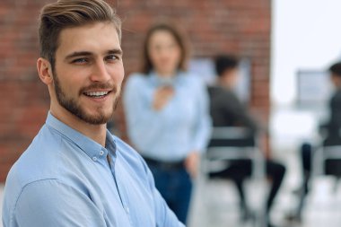 Ofiste gülümseyen neşeli adam..