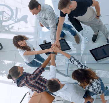 top.creative ekibinden birlikte sıktı elleri ile göster