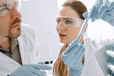 iki araştırmacı laboratuvar studies.photo kopya alanı ile sonuçlarını tartışıyor