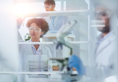 Mikroskop ve Mikrobiyoloji Örnekleri kullanarak Çalışan Bilim Adamları Ekibi