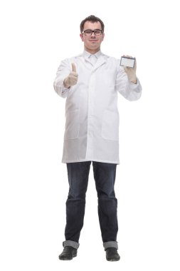 Gözlüklü genç doktor elinde kartvizitle kameraya gülümsüyor.