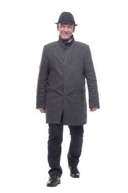 Tam gelişim. Sonbahar ceketli zeki bir adam ileri doğru yürüyor. beyaz arkaplanda izole edilmiş.