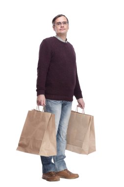 Tam boy. Alışveriş çantalı sıradan bir adam. beyaz arkaplanda izole edilmiş.