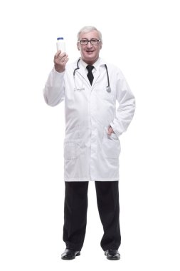 Tam gelişim. Elinde dezenfektanla uzman bir doktor. Beyaz bir arka planda izole edilmiş. Gözlük.