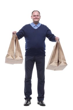 Tam gelişim. Alışveriş torbaları olan sıradan bir yetişkin adam. beyaz arkaplanda izole edilmiş.