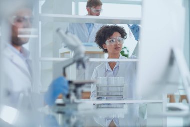 Mikroskop ve Mikrobiyoloji Örnekleri kullanarak Çalışan Bilim Adamları Ekibi