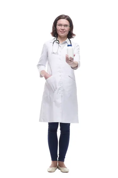 Médica Madura Com Desinfetante Mão Isolado Sobre Fundo Branco — Fotografia de Stock