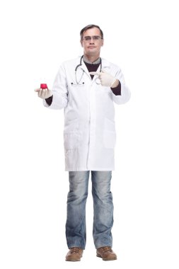 Elinde laboratuvar şişesi olan ciddi bir doktor. beyaz arkaplanda izole edilmiş.