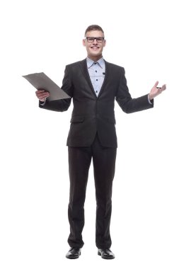 Tam gelişim. Elinde not panosuyla gülümseyen bir iş adamı. beyaz arkaplanda izole edilmiş.