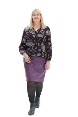 Yaşlı bir kadın beyaz bir arka planda tek başına ileri gider.