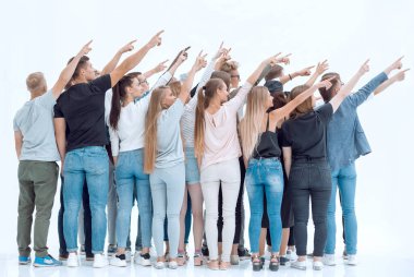 Dikiz aynası. Bir grup genç tek bir yönü işaret ediyor. kopyalama alanı olan fotoğraf