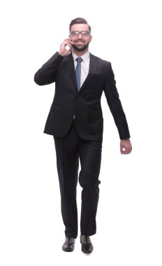 Yan görünüş. Modern iş adamı cep telefonuyla konuşuyor. beyaz arkaplanda izole