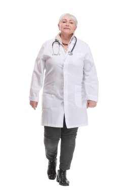 Beyaz bir arka planda yalnız bir şekilde kameraya doğru gülümseyen kadın doktorun ön görüntüsü