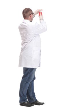 Laboratuvarda elinde kırmızı kimyasallar tutan kimyagerin beyaz arka planda izole edilmiş görüntüsü.