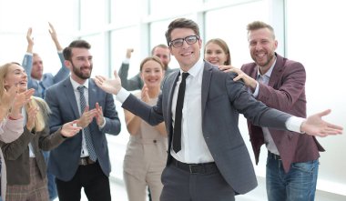 Patron ve neşeli iş ekibi bir arada. başarı kavramı