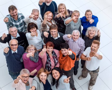 Üst Manzara. Seni işaret eden bir grup mutlu yaşlı insan. .