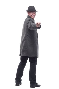 Tam gelişim. Şapkalı ve sonbahar ceketli zeki bir adam. beyaz arkaplanda izole edilmiş.