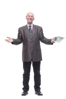 Elinde dijital tabletle gülümseyen bir iş adamı. beyaz arkaplanda izole edilmiş.