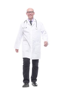 Dikiz aynası. Steteskoplu bir erkek doktor öne doğru yürüyor. beyaz arkaplanda izole edilmiş.