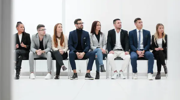 Grupo Empresários Diversos Aplaudindo Sentado Uma Fileira Foto Com Espaço — Fotografia de Stock