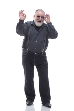 Tam gelişim. Sıradan yaşlı bir adam gözlükleriyle dikkatlice bakıyor. bir beyaz üzerinde izole