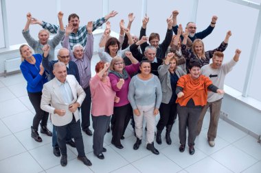 Bir grup yaşlı arkadaş ellerini kaldırdı.
