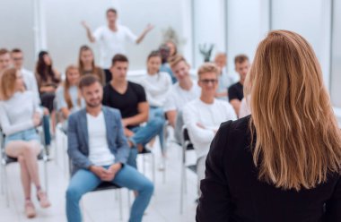 Dikiz aynası. Kadın konuşmacı konferans odasında konferans veriyor. iş ve eğitim