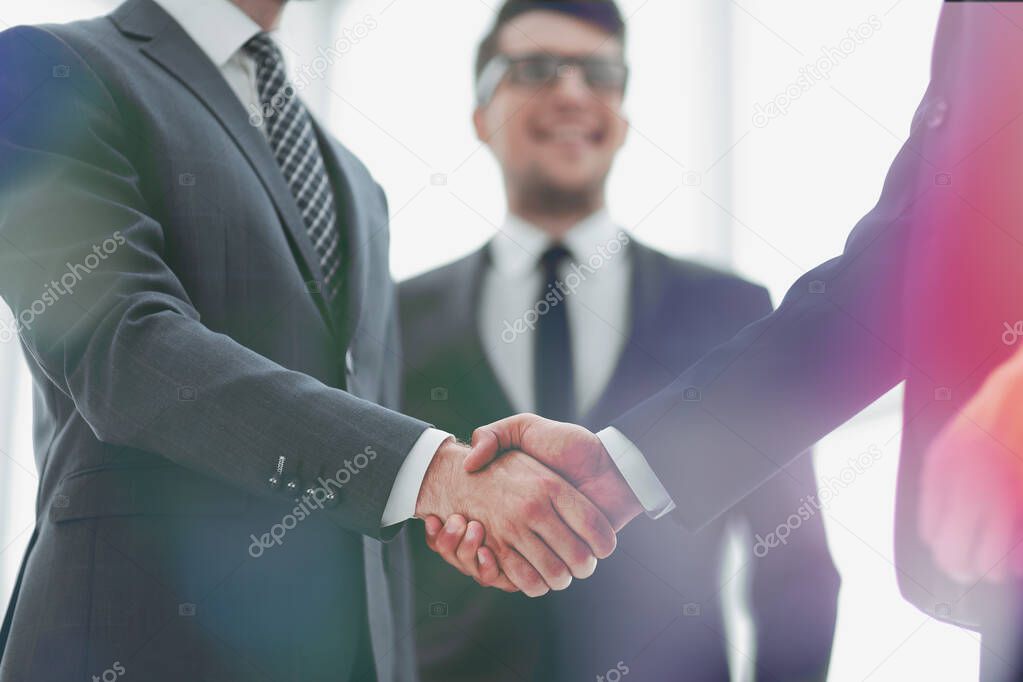 close up.welcome handshake of business people.concept of cooperation