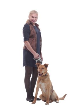 Tam gelişim. Evcil köpeği olan dişi köpek bakıcısı. beyaz arkaplanda izole edilmiş