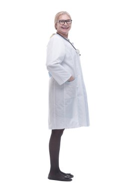 Yan görünüş. Dost canlısı bayan doktor dört gözle bekliyor. beyaz arkaplanda izole edilmiş