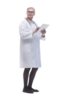Yan görünüş. Ciddi bir doktor panoda notlar okuyor. beyaz arkaplanda izole edilmiş