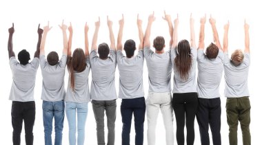Dikiz aynası. Yukarıya bakan bir grup benzer fikirli genç insan. beyaz üzerine izole