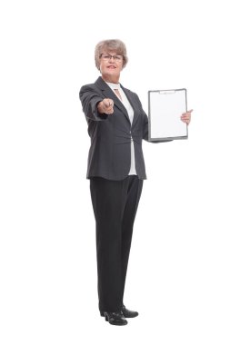 Pano ve parmak uçlarıyla kameraya bakan iş kadını ön görüntüsü