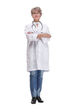 Çekici, mutlu, gülümseyen kadın doktor hemşirenin önü. Kolları çapraz duran, beyaz tenli doktor.