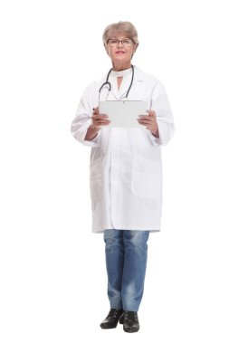 Gülümseyen kadın doktor ya da tablet bilgisayarlı hemşire onaylıyor. Sağlık, teknoloji ve tıp konsepti