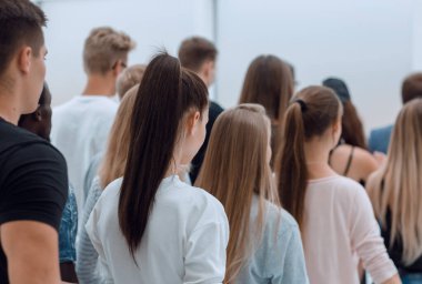 Yukarı bakan bir gençlik grubunun kırpılmış görüntüsü. kopyalama alanı olan fotoğraf